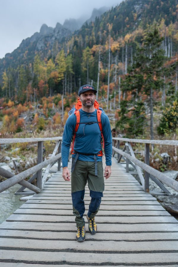 Pánské triko Rab Syncrino a univerzální, pánské, outdoorové kalhoty Rab Torque.