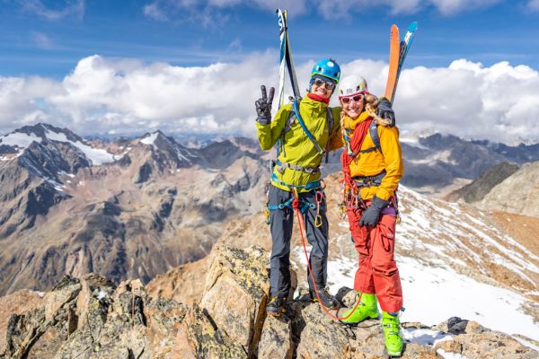 Dámská bunda Rab Khroma Cirque na horském hřebeni při skialpinismu