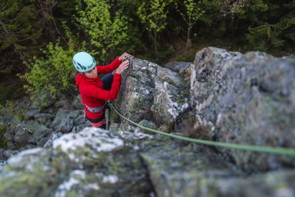 Červená softshellová bunda s vysokou prodyšností Rab Borealis při skalním lezení