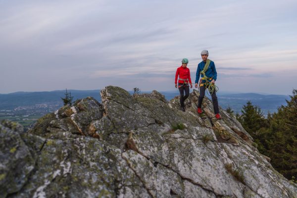 Červená a modrá softshellová bunda Rab Borealis při skalním lezení