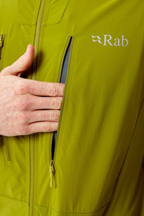 Rab_Borealis_Jacket_AspenGreen_detail_naprsni_kapsa