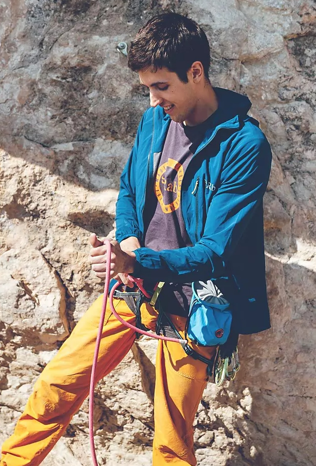 Pánská modrá softshellová bunda Rab Borealis Jacket při skalním lezení