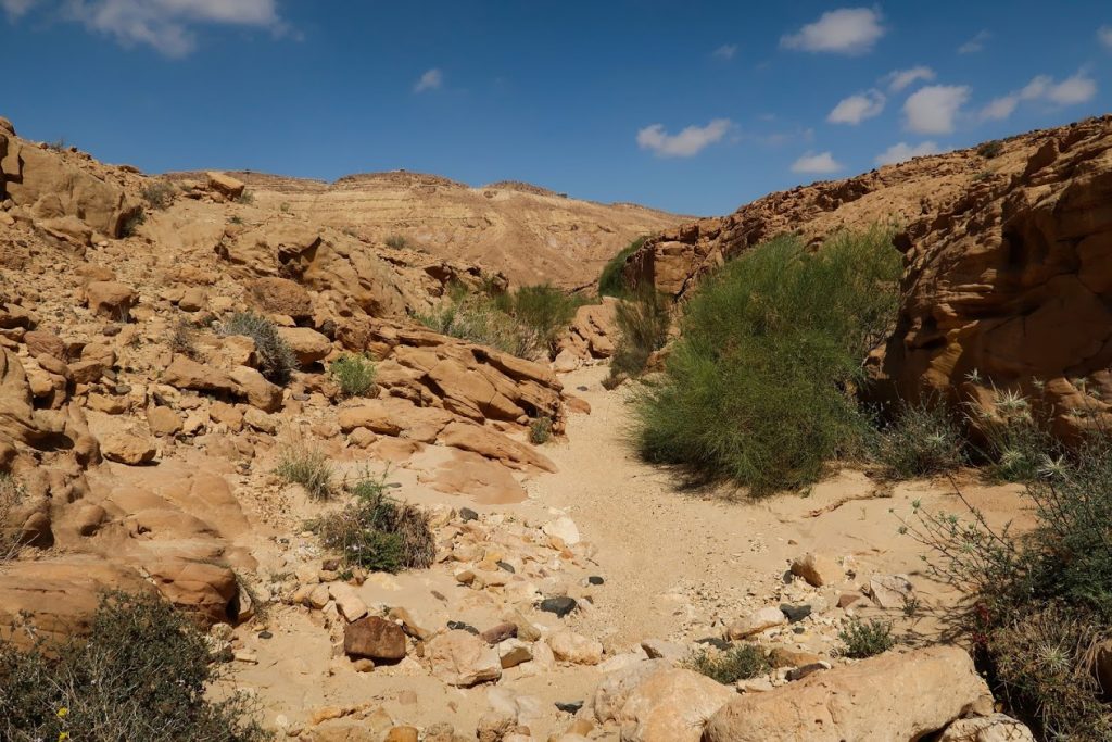 Israel National Trail na dně machteše Ramon