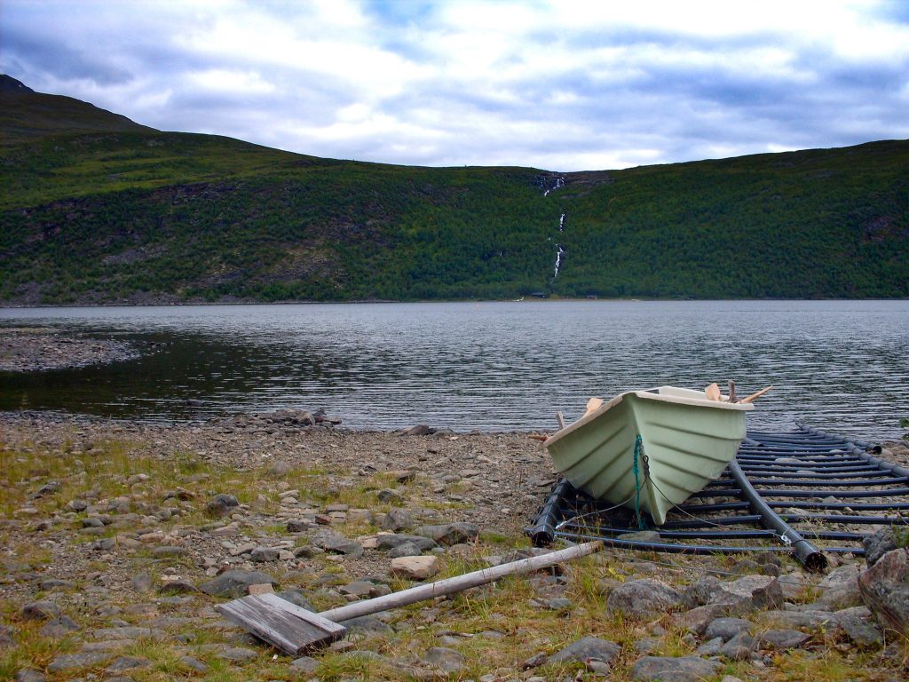 První veslování na Kungsleden - loďka u jezera Teusajaure