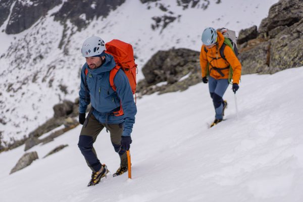 Pánská nepromokavá bunda Rab Firewall jacket Orion Blue při horolezení v horách