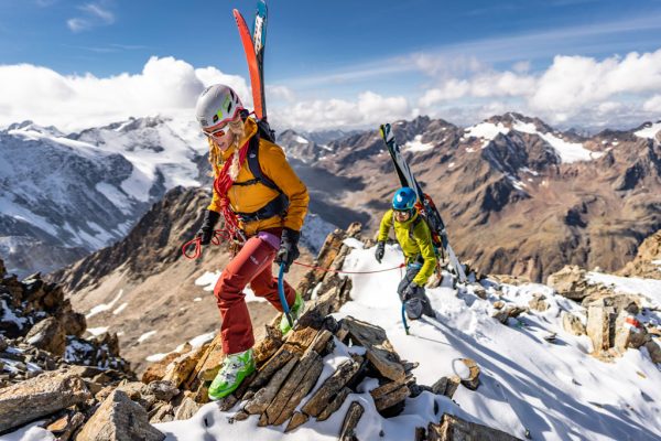 Dámská bunda Rab Khroma Cirque na horském hřebeni při skialpinismu