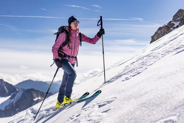Dámská prodyšná a nepromokavá skialpová bunda Rab Khroma Kinetic heather pri skialpinismu