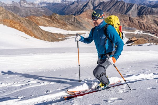 Pánská modrá mikina Rab Alpha Flash při skialpinismu