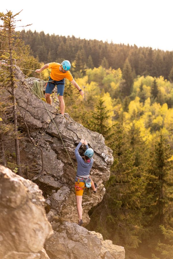 Pánské modré lezecké šortky Rab Ascendor Light Shorts při skalním lezení