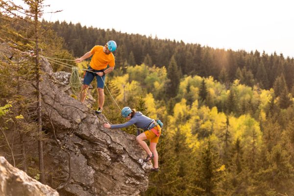 Pánské modré lezecké šortky Rab Ascendor Light Shorts při skalním lezení