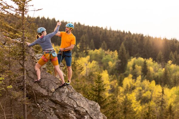 Pánské modré lezecké šortky Rab Ascendor Light Shorts při skalním lezení