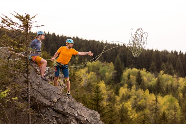 Pánské modré lezecké šortky Rab Ascendor Light Shorts při skalním lezení