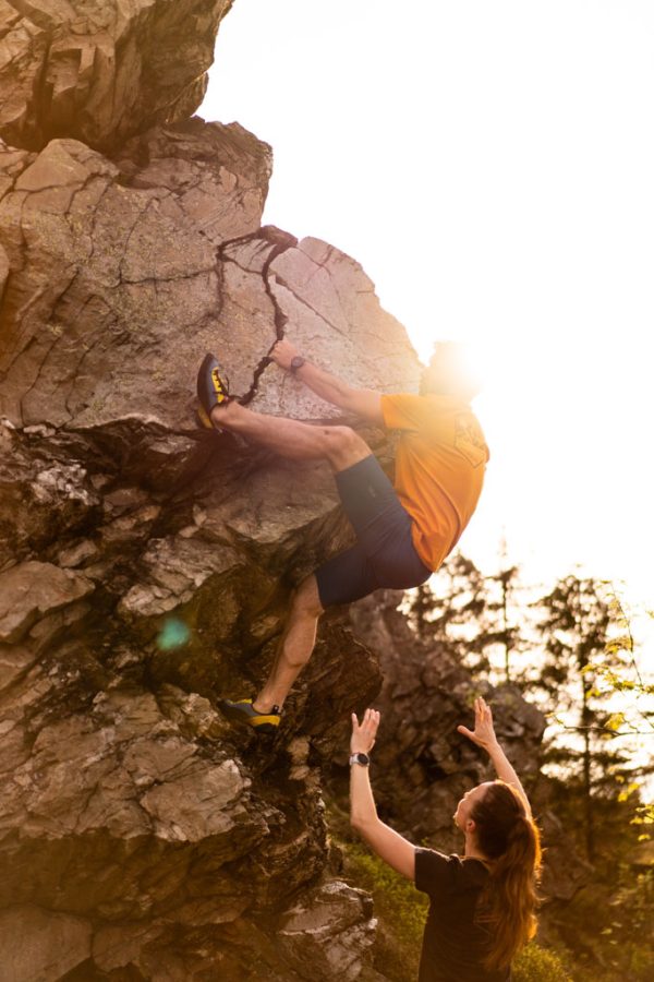 Pánské modré lezecké šortky Rab Ascendor Light Shorts při skalním lezení