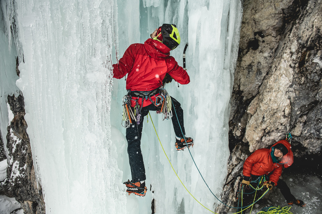 Červená, nepromokavá bunda Rab Muztag určená do těch nejnáročnějších podmínek jako je horolezení, ledolezení a alpinismus.