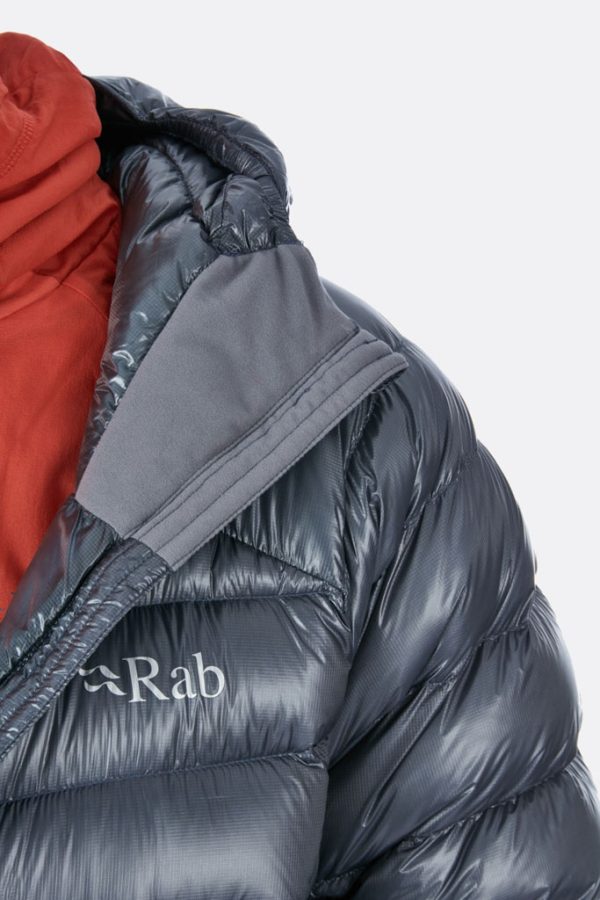 Rab Zero G je teplá ultralight péřová bunda plněná peřím s plnivostí 1000 cuin