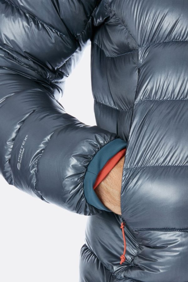 Rab Zero G je teplá ultralight péřová bunda plněná peřím s plnivostí 1000 cuin
