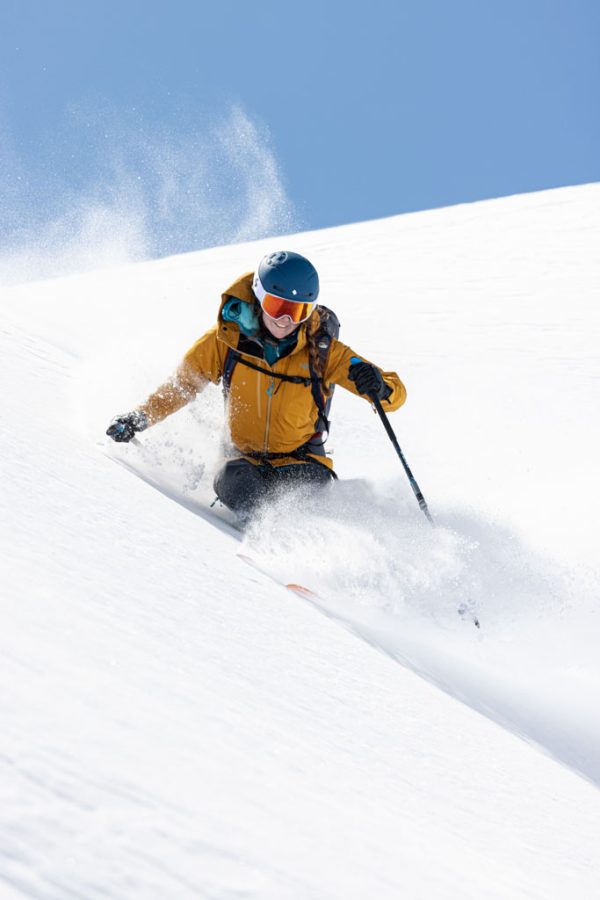 Skialpová bunda Rab Khroma Cirque ve skialpovém sjezdu