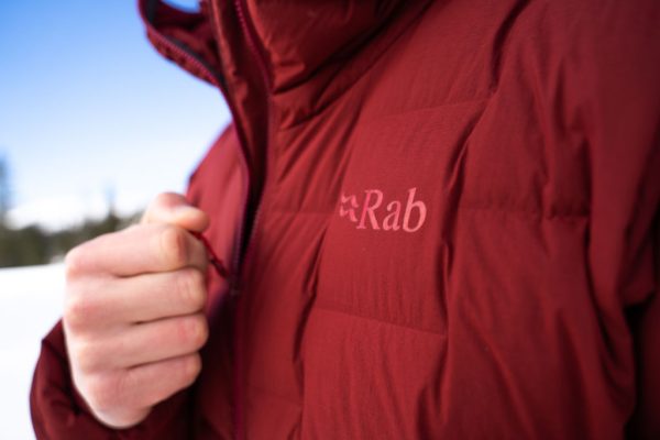 Pánská bunda Rab Cubit Stretch Down Hoody detail logo