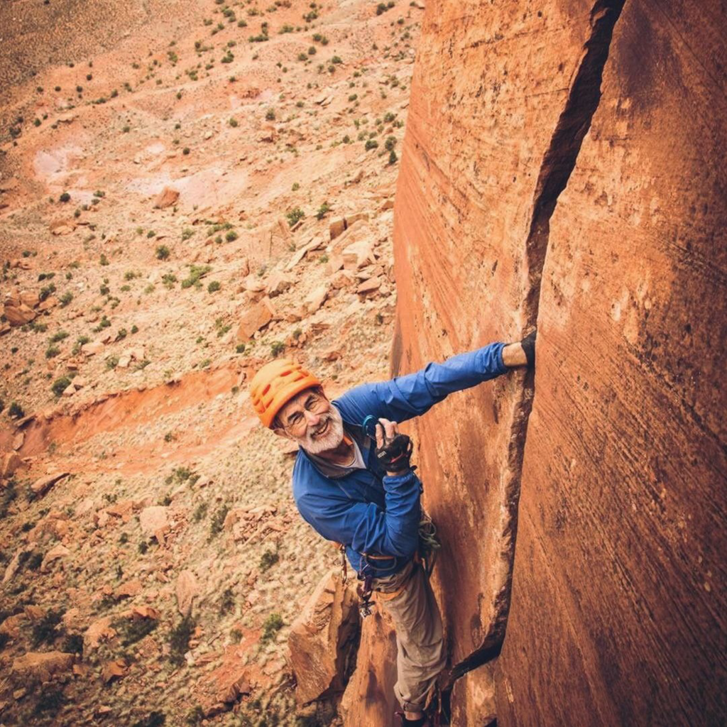 Zakladatel značky Rab Rab Carrington leze ruční spáru v severoanglické lezecké oblasti Peak District