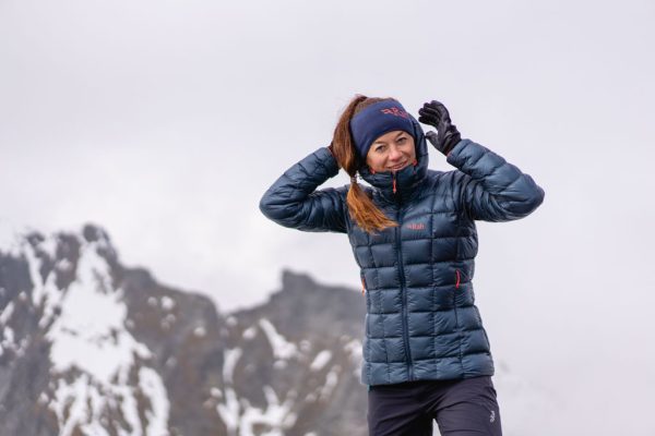 Modrá dámská bunda péřová bunda Rab Mythic Alpine v horách
