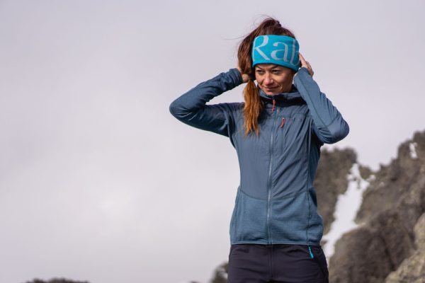 Žena v modré mikině Dámská mikina Rab Ascendor Summit Hoody Orion Blue a modré čelence .