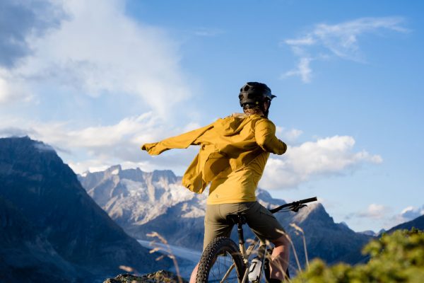 Ultralehký, nepromokavý cyklistický speciál vycházející z jednoho z nejlehčích nepromoků na světe pro všechny gravel, MTB a bikepacking nadšence. 