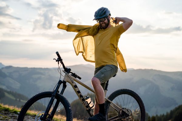 Ultralehký, nepromokavý cyklistický speciál vycházející z jednoho z nejlehčích nepromoků na světe pro všechny gravel, MTB a bikepacking nadšence. 