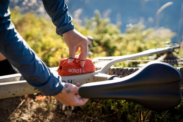 Rab Cinder Phantom Red Grapefruit po sbalení do kompresního pytlíku a vkládání ka cyklistické brašny