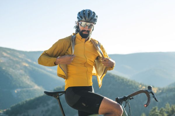 Ultralehký, nepromokavý cyklistický speciál vycházející z jednoho z nejlehčích nepromoků na světe pro všechny gravel, MTB a bikepacking nadšence. 