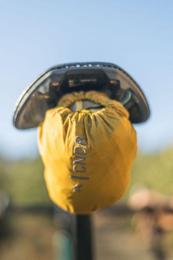 Ultralehký, nepromokavý cyklistický speciál vycházející z jednoho z nejlehčích nepromoků na světe pro všechny gravel, MTB a bikepacking nadšence. 