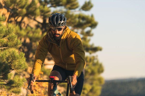 Ultralehký, nepromokavý cyklistický speciál vycházející z jednoho z nejlehčích nepromoků na světe pro všechny gravel, MTB a bikepacking nadšence. 