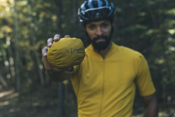 Ultralehký, nepromokavý cyklistický speciál vycházející z jednoho z nejlehčích nepromoků na světe pro všechny gravel, MTB a bikepacking nadšence. 