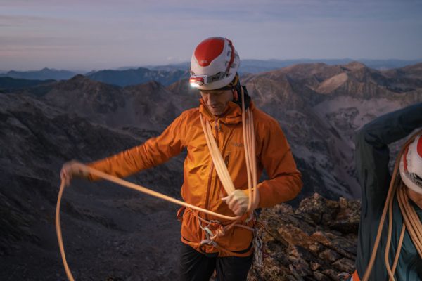 Rab Latok Gore-Tex Paclite Plus je ultralehká, nepromokavá záložní bunda ze špičkového materiálu 13D GORE-TEX PACLITE® Plus pro všechny horaly a horolezce.