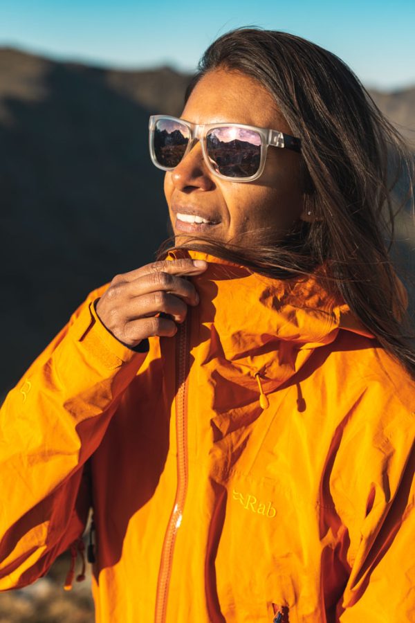Rab Kangri GORE-TEX PACLITE® Plus je dámská záložní nepromokavá bunda ze špičkového 100% recyklovaného materiálu GORE-TEX PACLITE® pro horské túry a výstupy