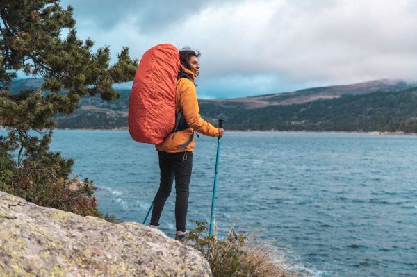 Rab Kangri GORE-TEX PACLITE® Plus je dámská záložní nepromokavá bunda ze špičkového 100% recyklovaného materiálu GORE-TEX PACLITE® pro horské túry a výstupy