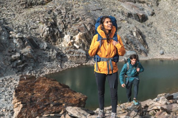 Rab Kangri GORE-TEX PACLITE® Plus je dámská záložní nepromokavá bunda ze špičkového 100% recyklovaného materiálu GORE-TEX PACLITE® pro horské túry a výstupy