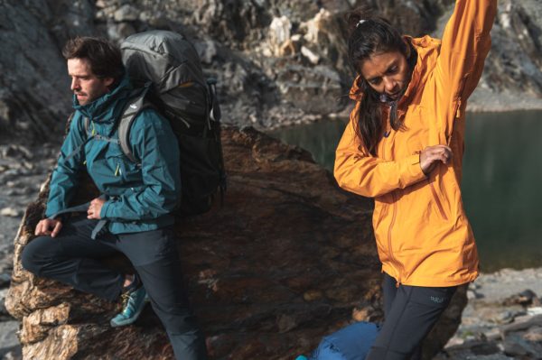Rab Kangri GORE-TEX PACLITE® Plus je dámská záložní nepromokavá bunda ze špičkového 100% recyklovaného materiálu GORE-TEX PACLITE® pro horské túry a výstupy