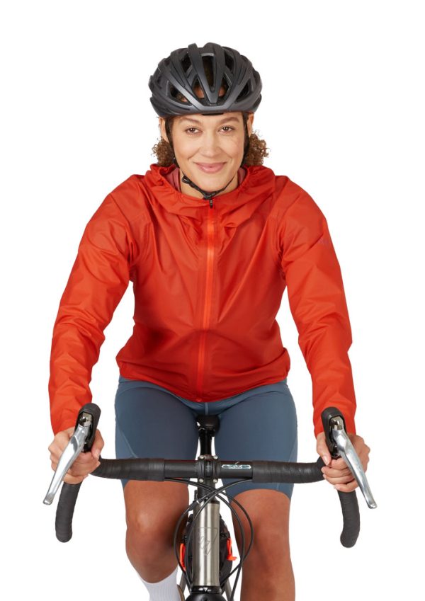 Dámská cyklistická nepromokavá bunda Rab Cinder Phantom Red Grapefruit v cyklistickém posedu na kole zepředu