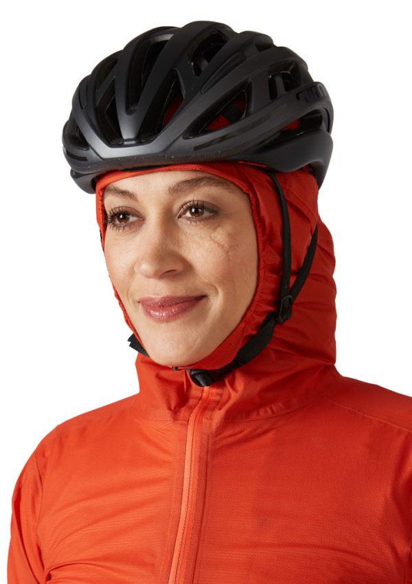 Kapuce Dámské cyklistické nepromokavé bundy Rab Cinder Phantom Red Grapefruit pod přilbou