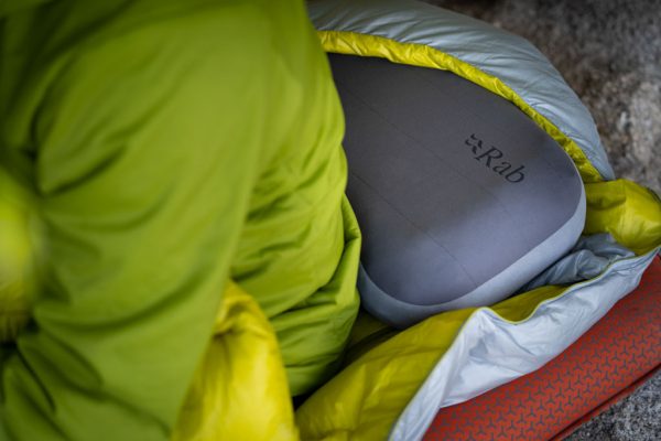 Polštář Rab Stratosphere Pillow ve spacáku