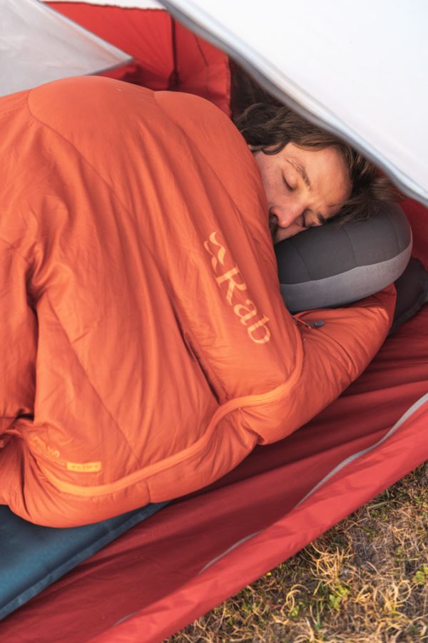 Spaní na polštáři Rab Stratosphere Pillow