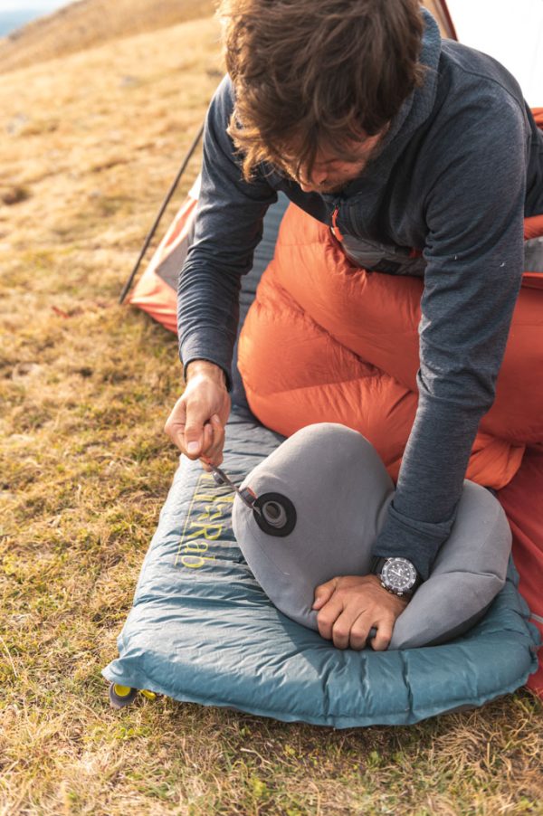 Polštář Rab Stratosphere Pillow na karimatce