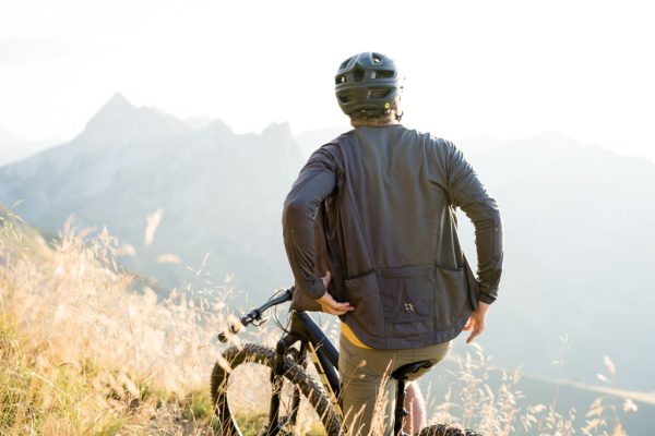 Ultimátní střední vrstva Rab Cinder Ridgeline ze speciální cyklistické kolekce Rab Cinder Light Khaki na kole v přírodě