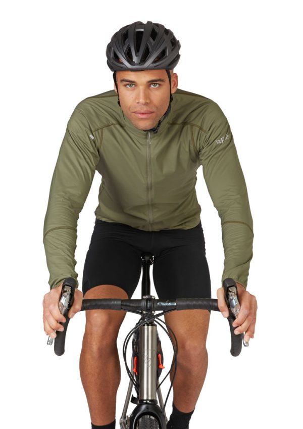 Zadní kapsa Ultimátní střední vrstvy Rab Cinder Ridgeline ze speciální cyklistické kolekce Rab Cinder na postavě na kole v cyklistickém posedu ze předu