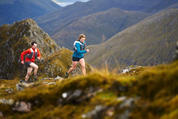 Rab Windveil Jacket je trailrunningová bunda určená pro intenzivní horský běh a speciálně uzpůsobená pro použití s běžeckou vestou.