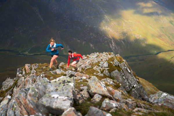 Rab Windveil Jacket je trailrunningová bunda určená pro intenzivní horský běh a speciálně uzpůsobená pro použití s běžeckou vestou.