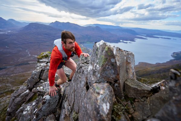 Rab Windveil Jacket je trailrunningová bunda určená pro intenzivní horský běh a speciálně uzpůsobená pro použití s běžeckou vestou.