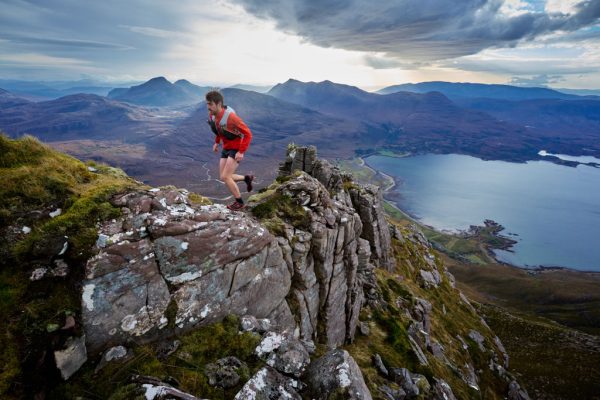 Rab Windveil Jacket je trailrunningová bunda určená pro intenzivní horský běh a speciálně uzpůsobená pro použití s běžeckou vestou.