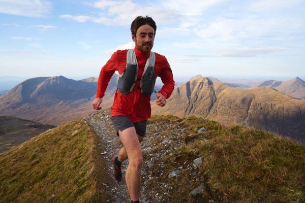 Rab Windveil Jacket je trailrunningová bunda určená pro intenzivní horský běh a speciálně uzpůsobená pro použití s běžeckou vestou.