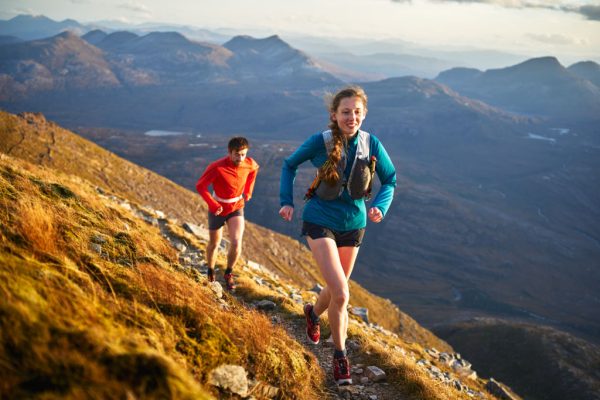 Rab Windveil Jacket je trailrunningová bunda určená pro intenzivní horský běh a speciálně uzpůsobená pro použití s běžeckou vestou.